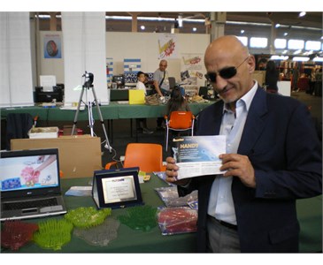 Innovativa “Mano” che lava e massaggia la cute