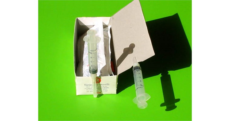 La siringa agganciabile usa e spezza 