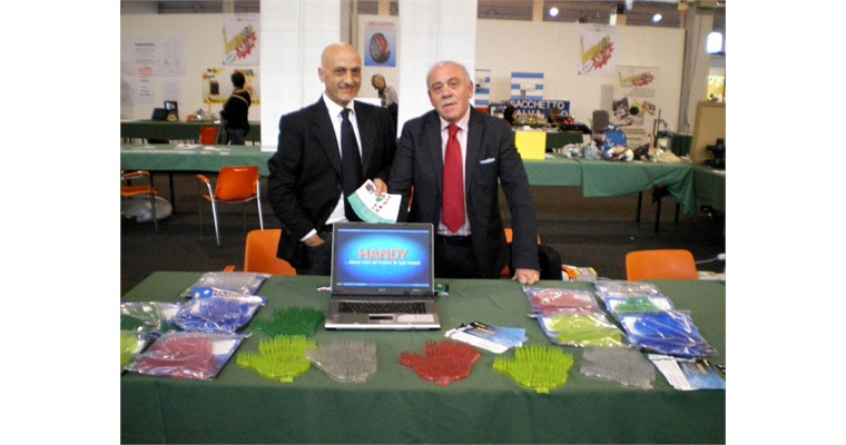 Innovativa “Mano” che lava e massaggia la cute